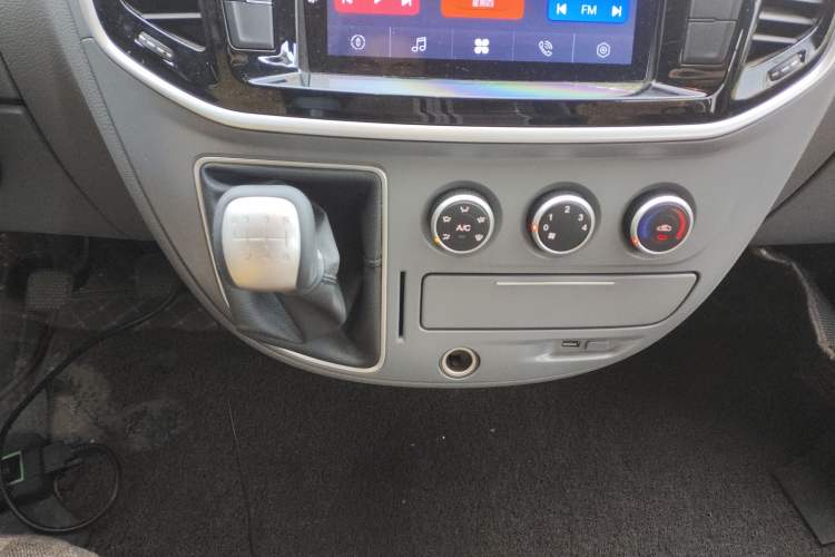 Used SAIC MAXUS Xintu V80 2021 2.0T Manual Classic Aoyuntong Short Wheelbase Mid-Roof 5/6-Seater Gear Lever