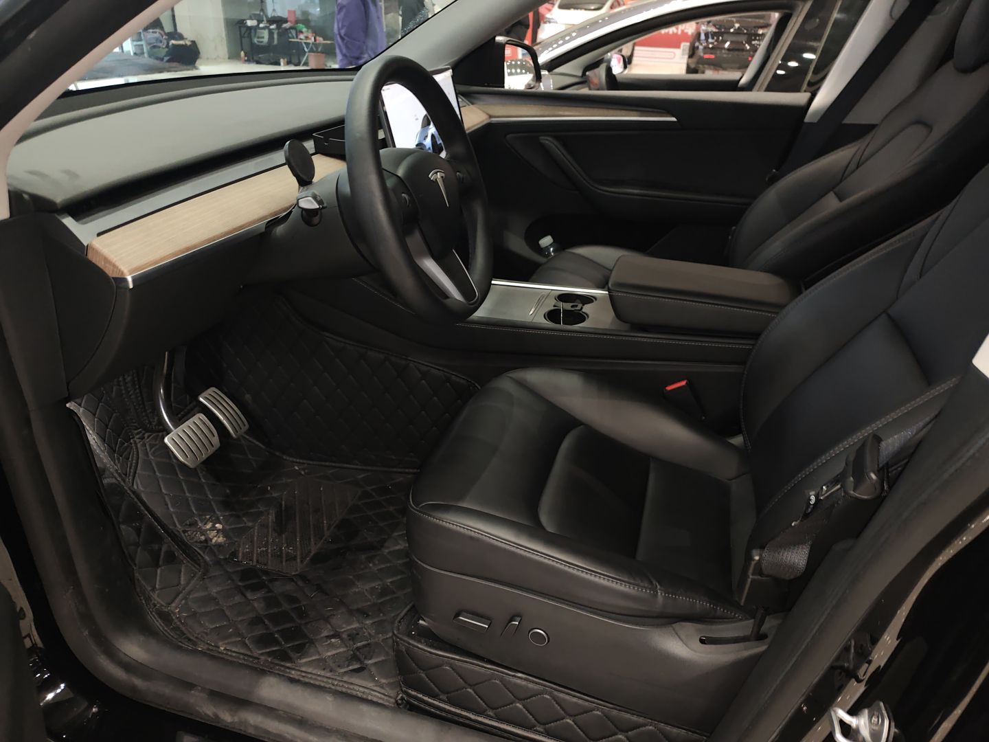 المقاعد الأمامية داخل السيارة