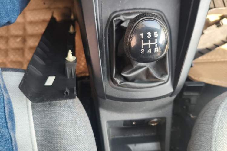 Used Ford EcoSport 2013 1.5L Manual Comfort Model Gear Lever