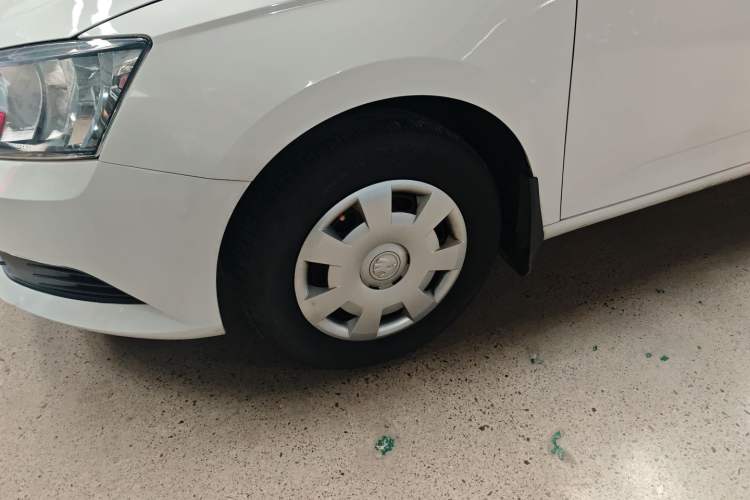 Used Skoda Fabia 2015 1.4L Manual Front-Wheel Drive Model Exterior 3