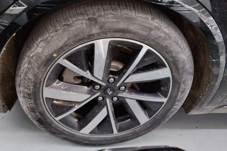 Used Li Auto L8 2023 Pro Model Exterior 4