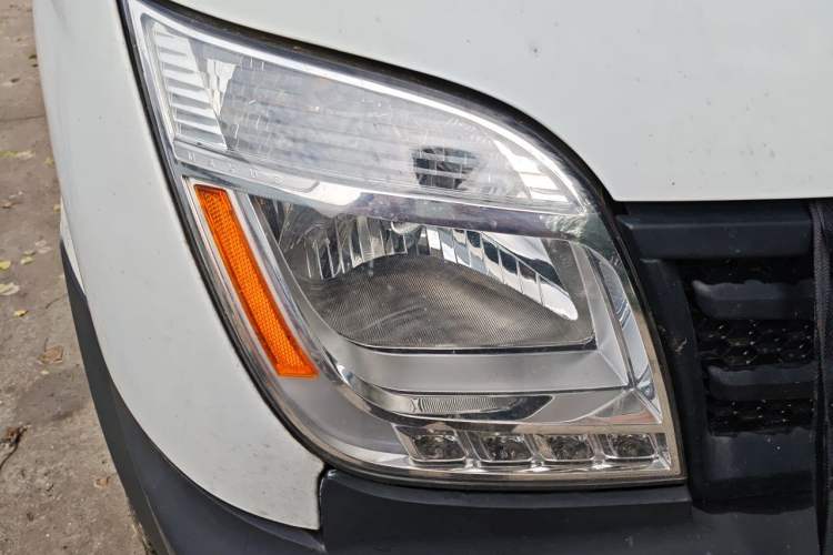 Used SAIC MAXUS Xintu V80 2019 2.5T Classic Model 6-Speed Manual Aotong Long Wheelbase Mid-Height 7-Seater
