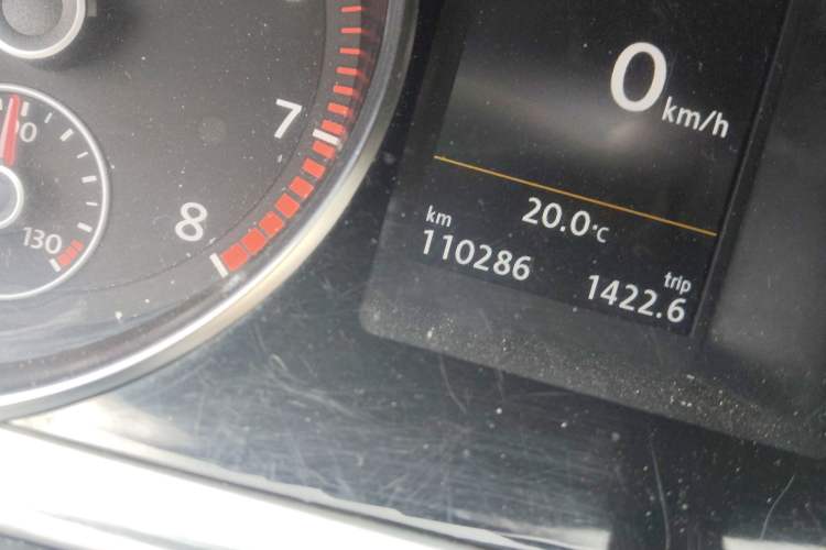 Used Volkswagen FAW-Volkswagen CC 2015 1.8TSI Luxury Model Odometer Close Up