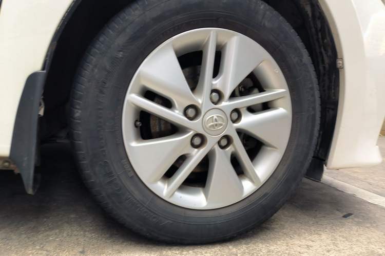Used Toyota Corolla 2014 1.6L CVT GL Right Front Wheel Hub