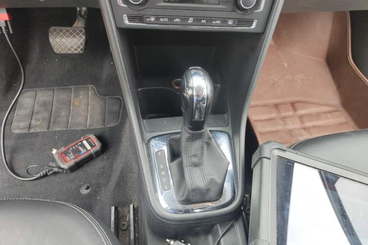 Used Volkswagen Santana 2015 1.6L Automatic Comfort Edition Gear Lever