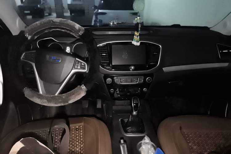 Used Geely Auto Vision X6 2016 1.8L Manual Luxury Model Center Console