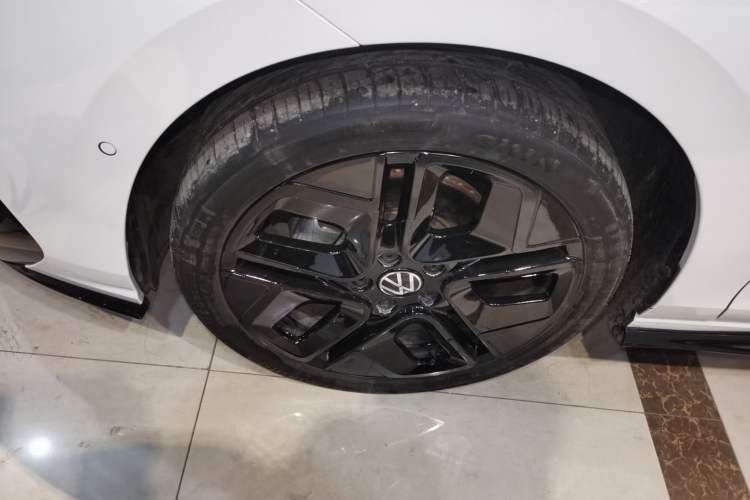 Used Volkswagen Golf 2025 300TSI R-Line
