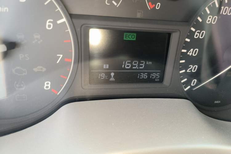 Used Nissan Sylphy 2012 1.6 XL Manual Luxury Edition Odometer Close Up