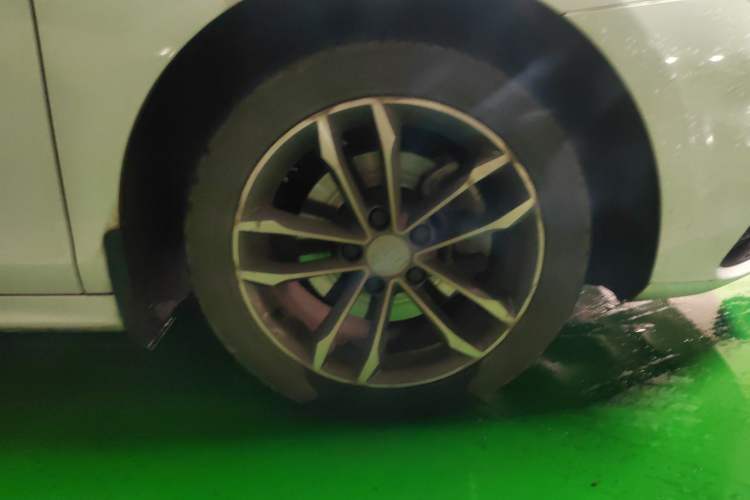 Used BYD Qin Pro 2018 1.5TI Automatic Smart Connect Luxe Model Right Front Wheel Hub