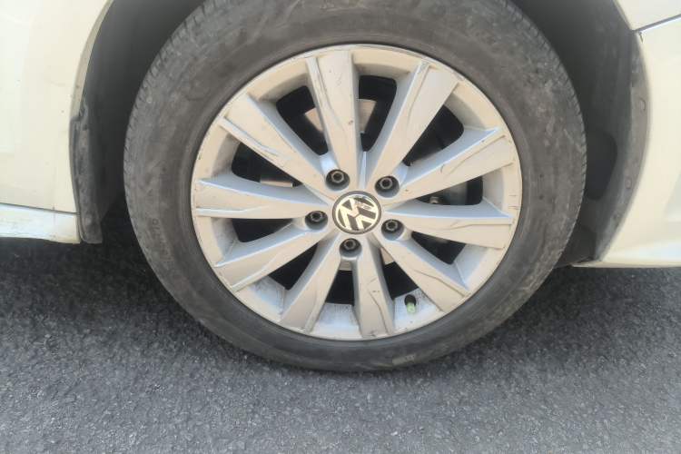 Used Volkswagen Sagitar 2015 1.6L Automatic Comfort Model Right Front Wheel Hub