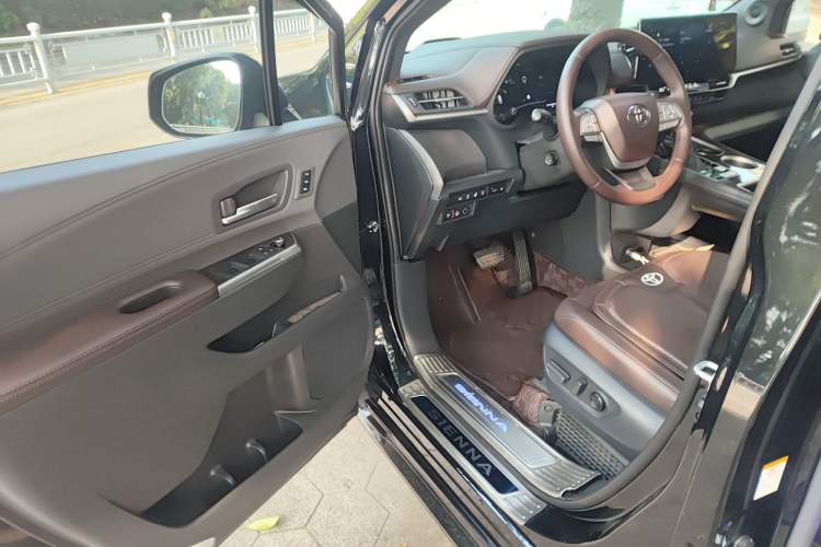 Used Toyota Sienna 2021 2.5L Hybrid Platinum Edition
