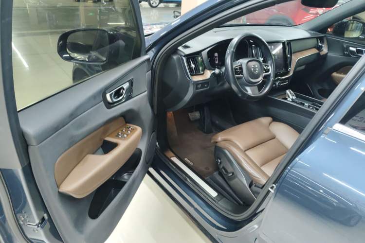 Used Volvo XC60 2022 B5 4x4 Smart Luxury Edition
