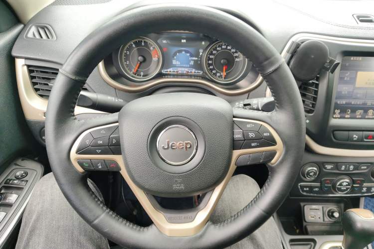 Used Jeep Cherokee 2017 2.0L Superior Edition