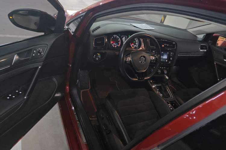 Used Volkswagen Golf 2018 230TSI Automatic Luxury Version
