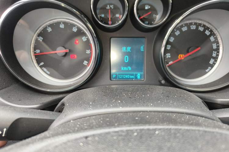 Used Buick Regal 2015 1.6T Leading Technology Model Odometer Close Up