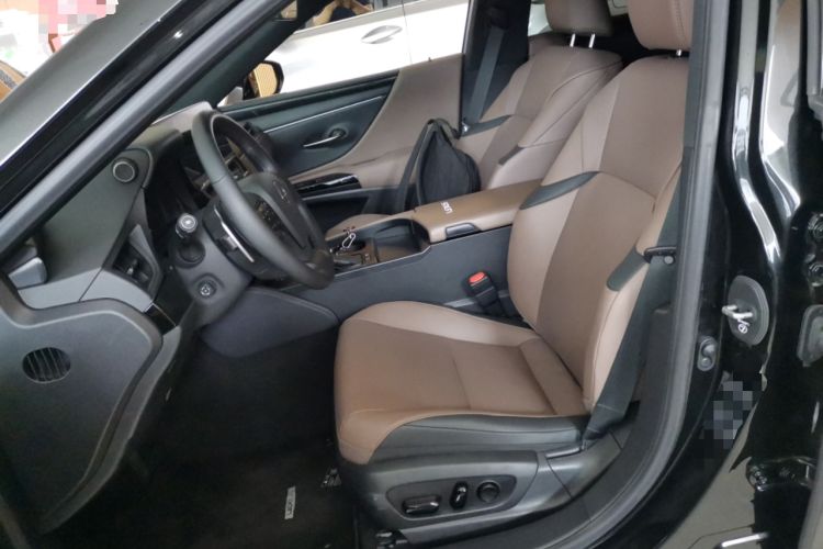 Used Lexus ES 2022 300h Excellence Edition Left Front Seat