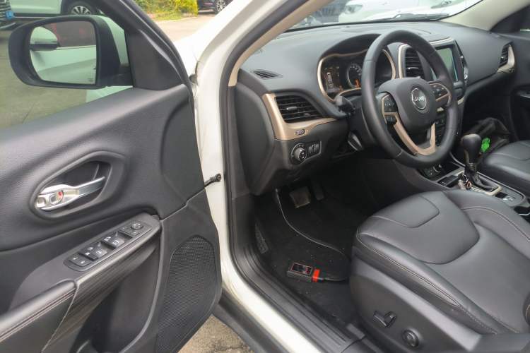 Used Jeep Cherokee 2017 2.0L Superior Edition