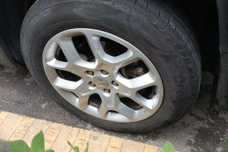 Used Jeep Renegade 2018 Connected Large Screen Version 180T Automatic Jingneng Version Right Front Wheel Hub