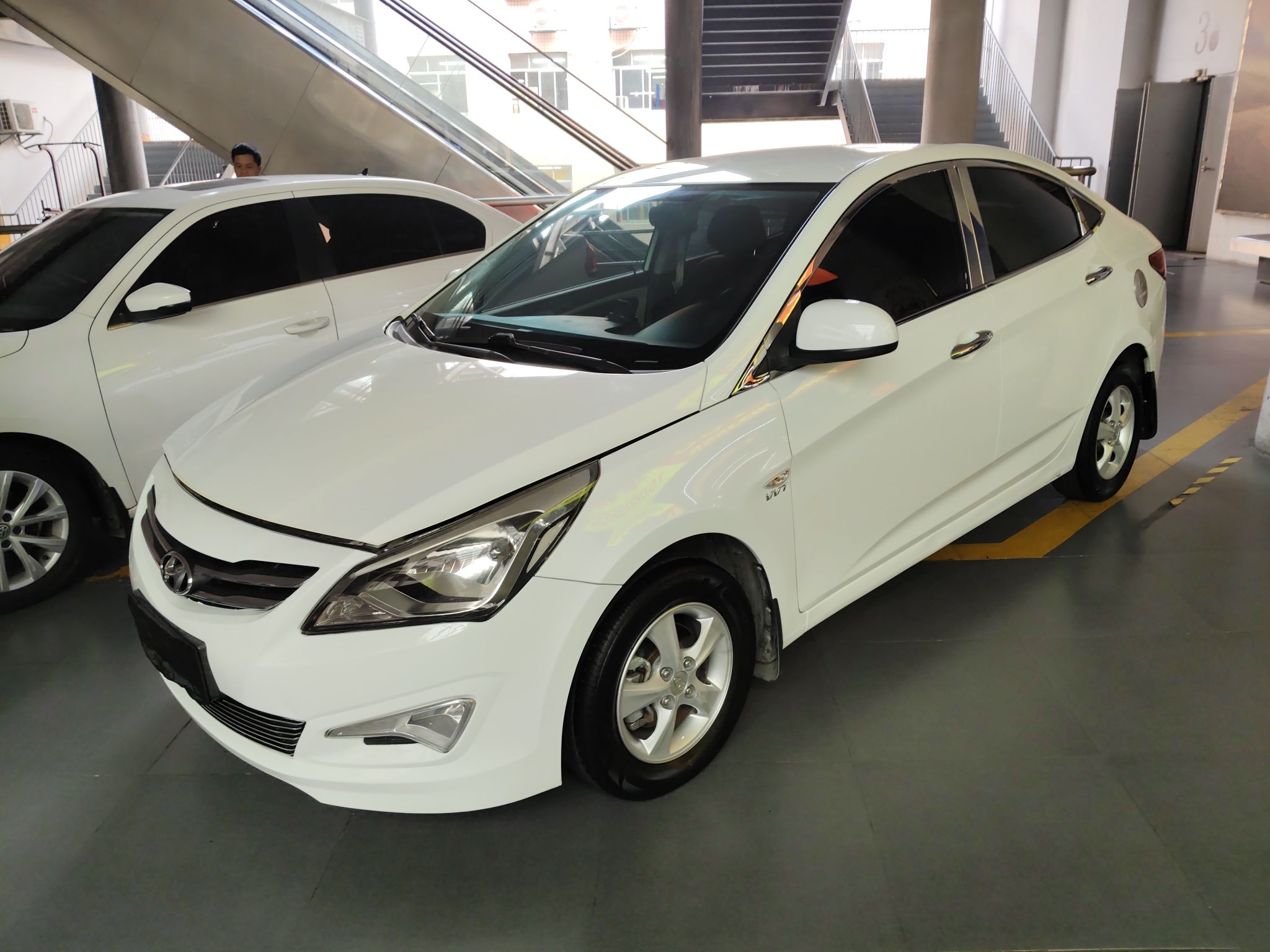 تحت مقدمة السيارة