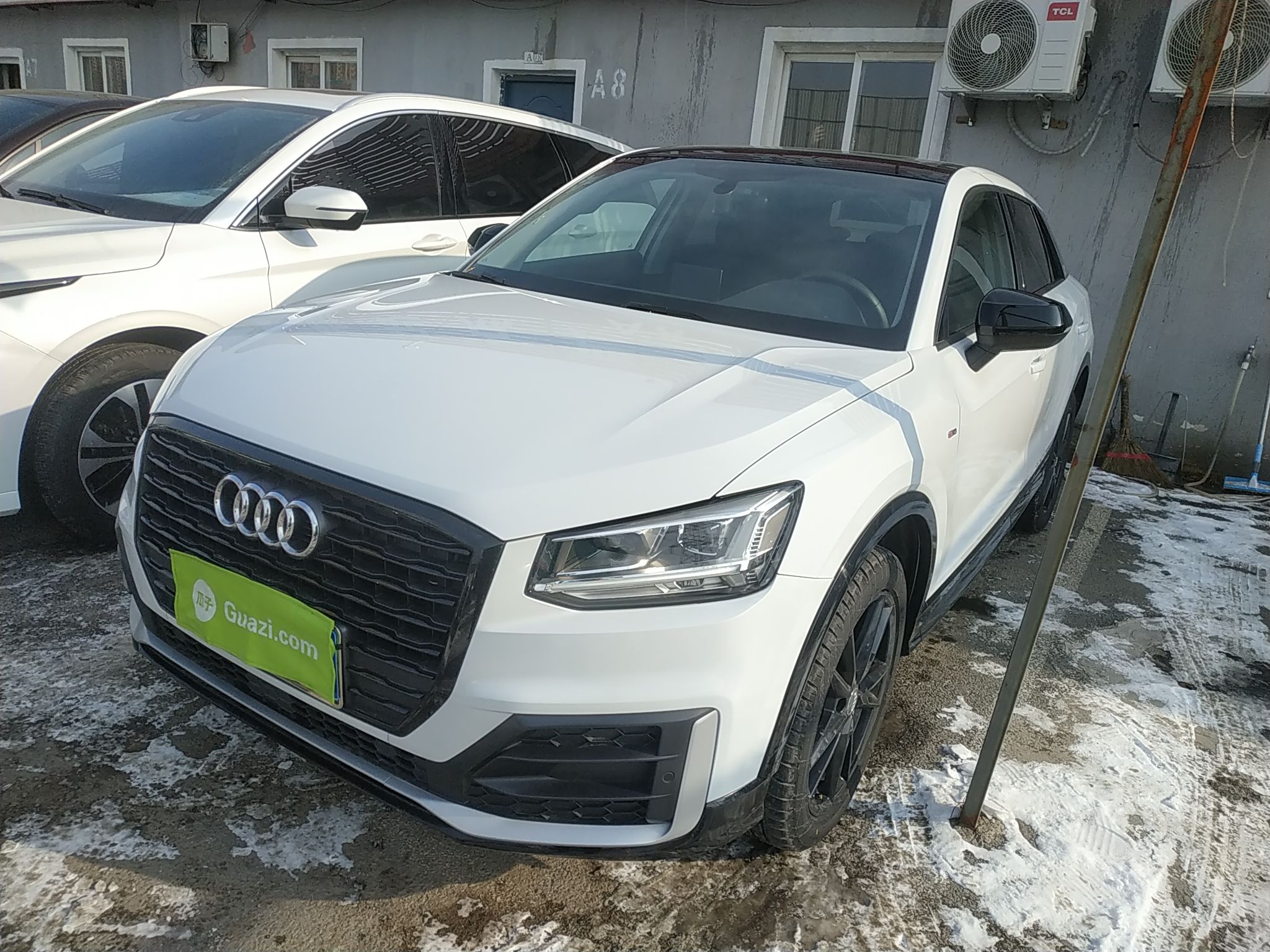 Под передней частью автомобиля