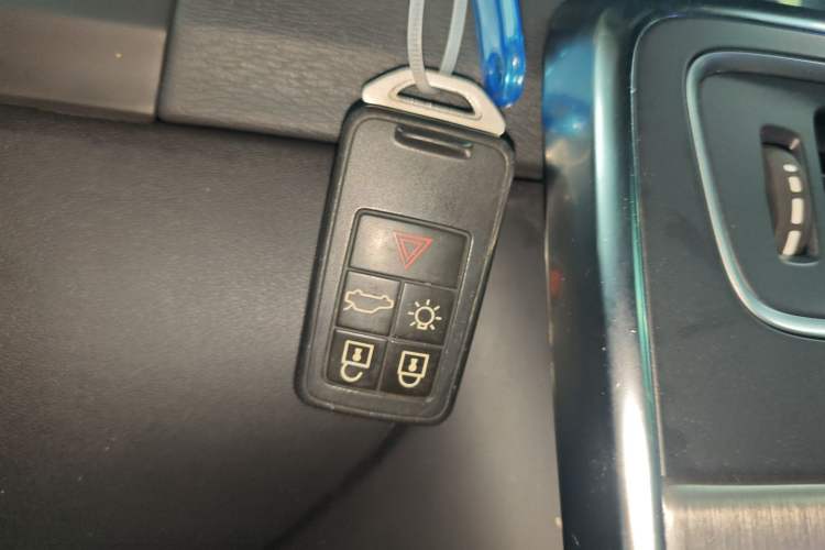 Used Volvo S60 2014 S60L 2.0T Zhiyuan Edition
