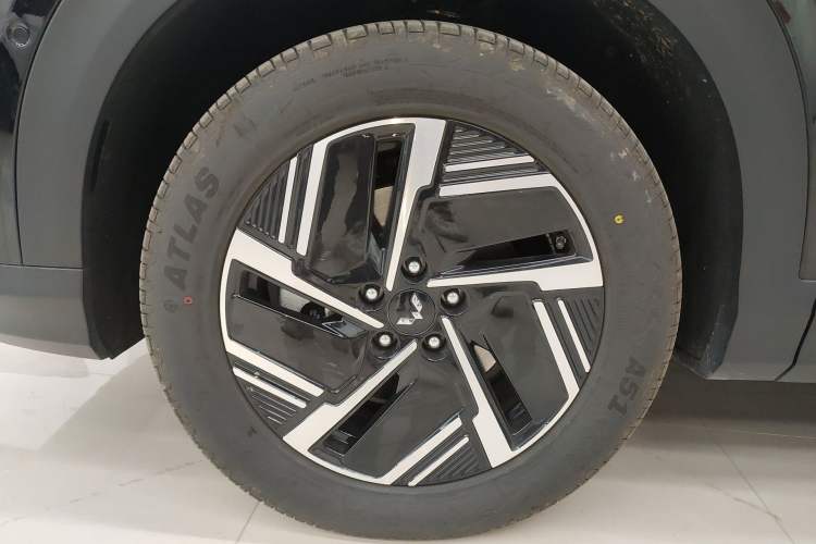 Used Wuling Xingguang S 2025 Model, 130km Flagship Edition Left Front Wheel Hub