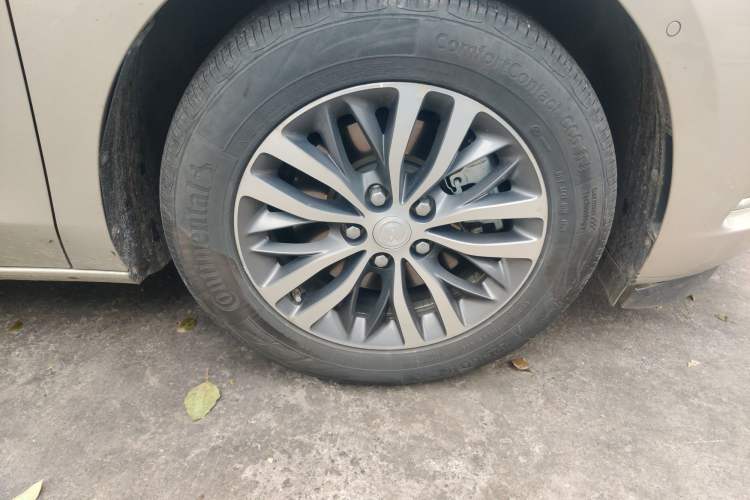 Used Buick GL8 2022 ES Landtrek 653T Luxury Edition Right Front Wheel Hub