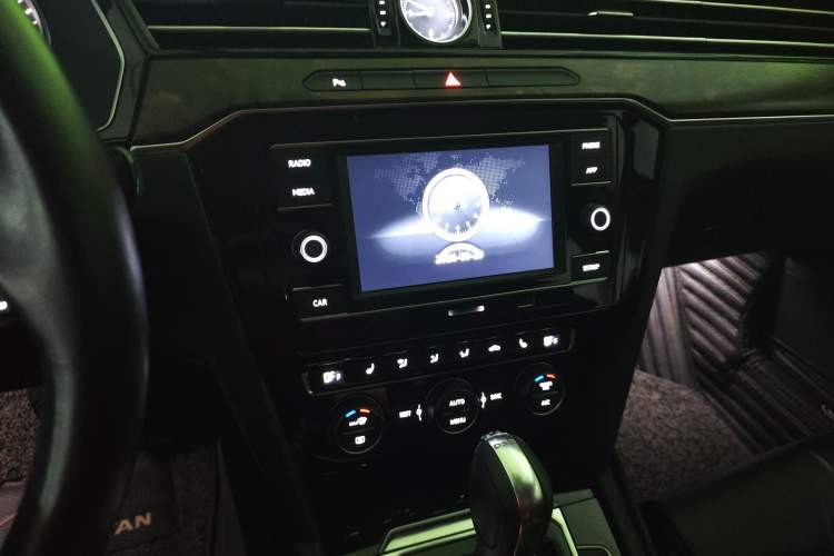 Used Volkswagen Magotan 2018 Facelift 330TSI DSG Luxury Model Audio And AC Panel