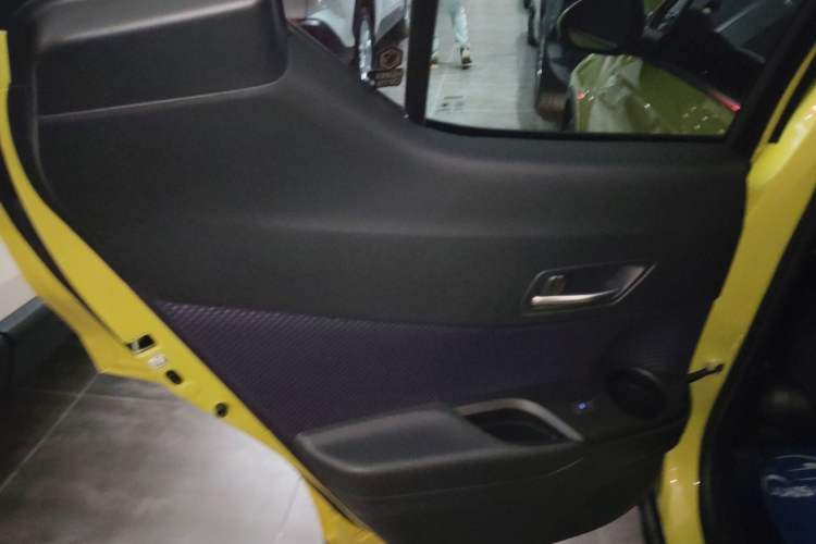 Used Toyota C-HR 2018 2.0L Luxury Sunroof Version China VI Standard Interior 8