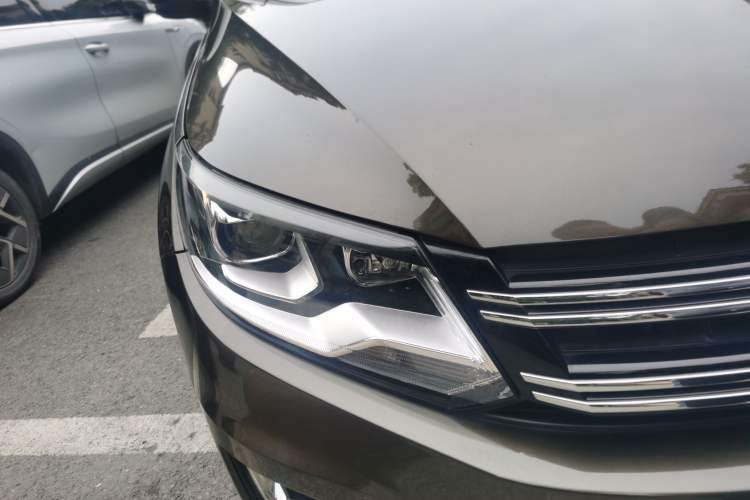 Used Volkswagen Tiguan 2013 1.8 TSI Automatic All-Wheel Drive Luxury Model Right Front Headlight