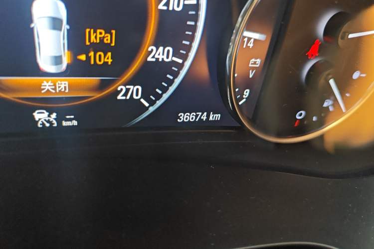 Used Buick LaCrosse 2018 28T Luxury Model Odometer Close Up