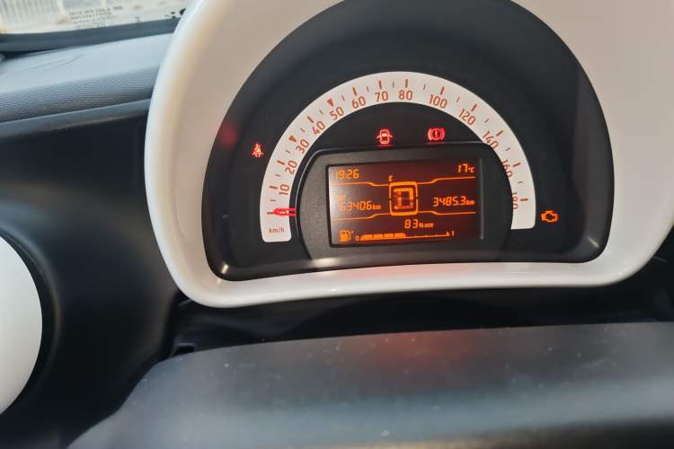 Used smart forfour 2016 1.0L 52 kW Dynamic Edition Odometer Close Up