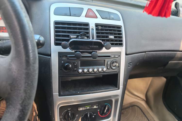 Used Peugeot 307 2010 Hatchback 1.6L Automatic Comfort Edition Audio And AC Panel