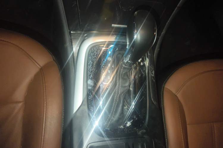 Used Buick Regal 2014 2.4L SIDI Luxury Fashion Edition Gear Lever