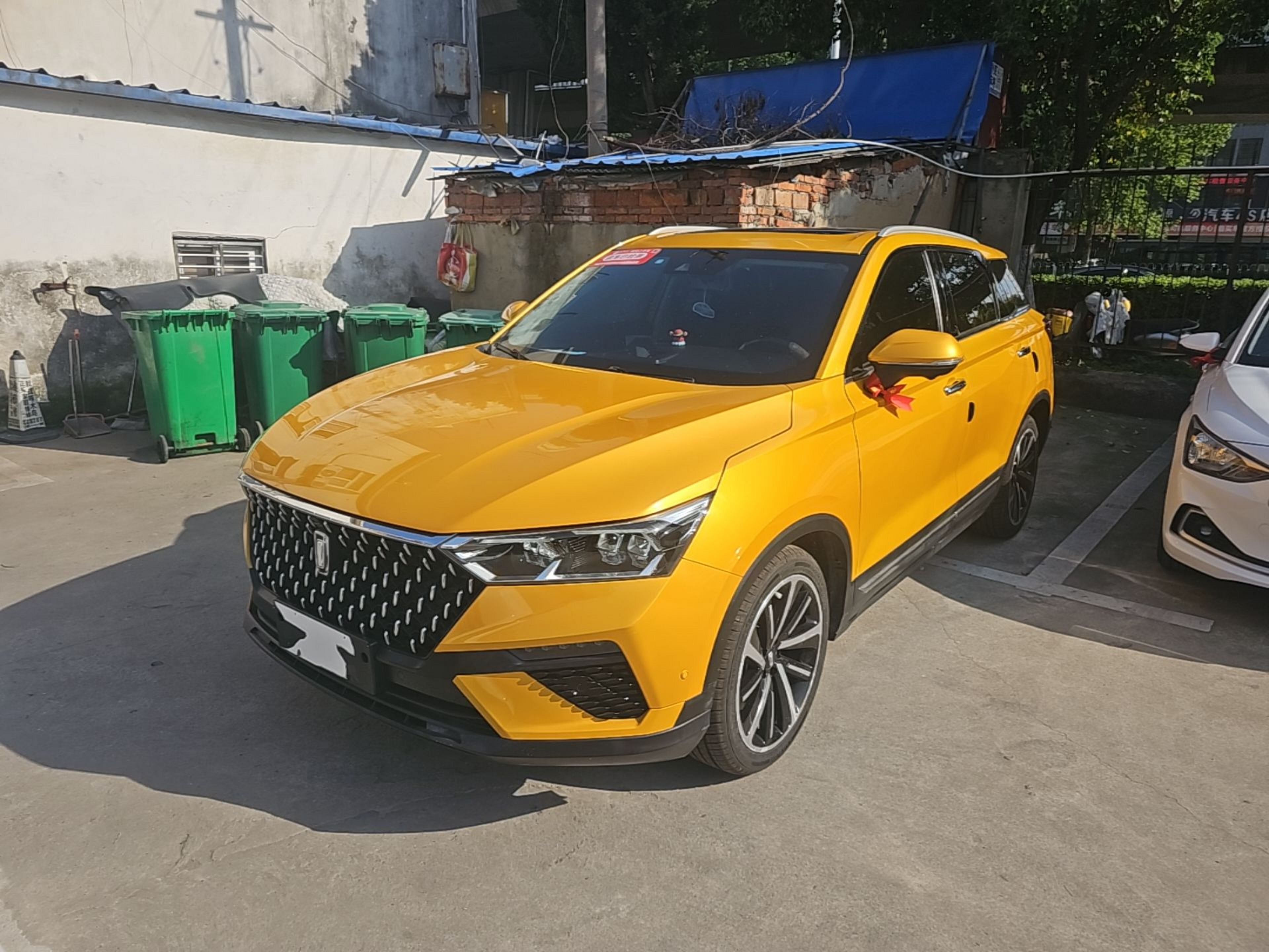 Под передней частью автомобиля