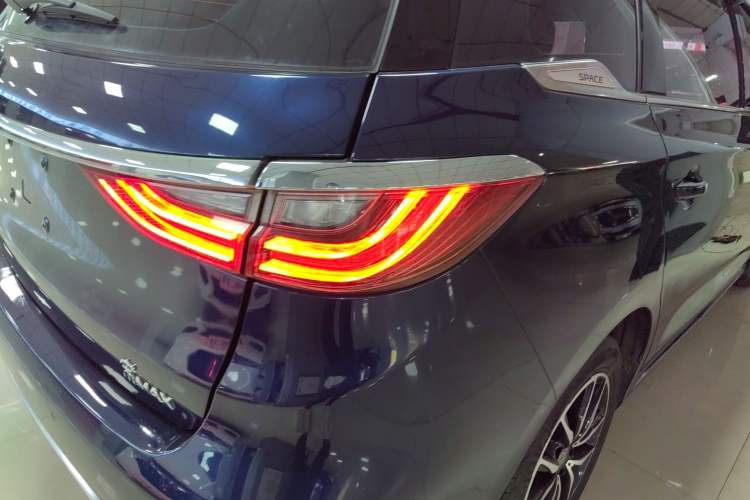 Used BYD Song MAX 2018 1.5T Automatic Smart Connect Elite Model with 6 Seats
