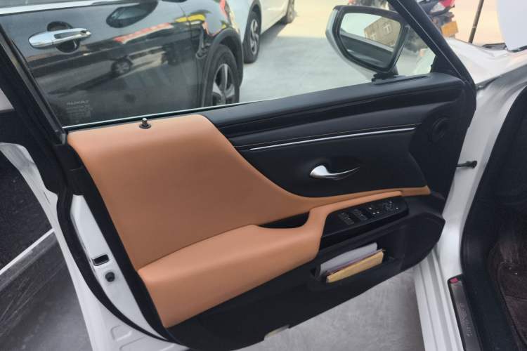 Used Lexus ES 2023 200 Excellence Edition
