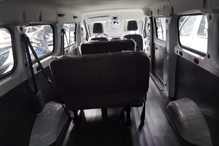 Used Wuling Yangguang 2024 300KM Comfort Version Passenger Van 75kW