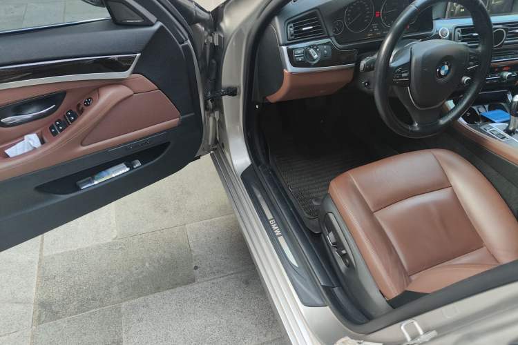 Used BMW 5 Series 2014 528Li Leading Model
