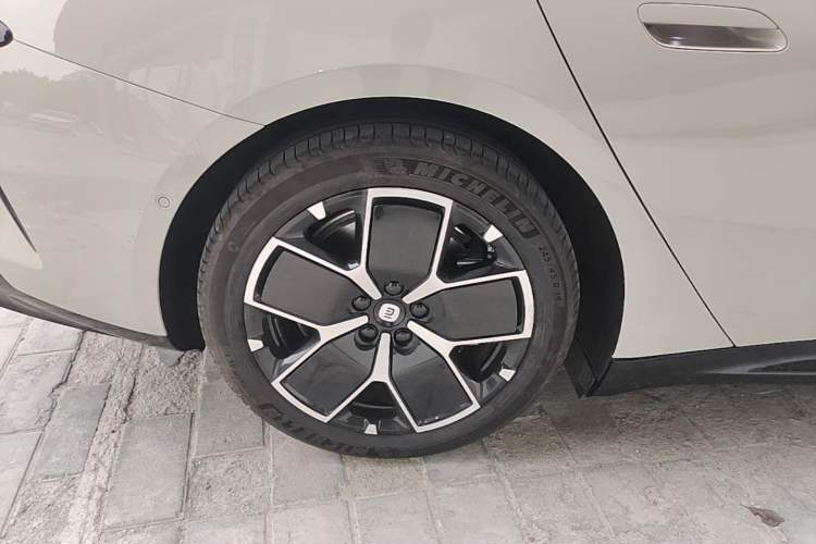 Used Xiaomi Auto SU7 2024 Rear-Drive Long-Range Intelligent Driving Version
