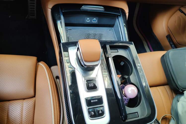 Used Hongqi H9 2025 2.0T Two-Wheel Drive Flagship Luxury Business Edition 5 Seats Gear Lever