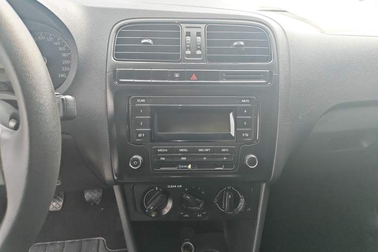 Used Volkswagen Polo 2016 1.4L Manual Fashion Model Audio And AC Panel