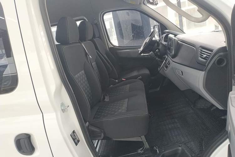 Used SAIC MAXUS Xintu V80 2025 Value Edition Aoyuntong 2.0T Manual Short Wheelbase Mid-Height 127 Ps 5/6 Seats Right Front Seat