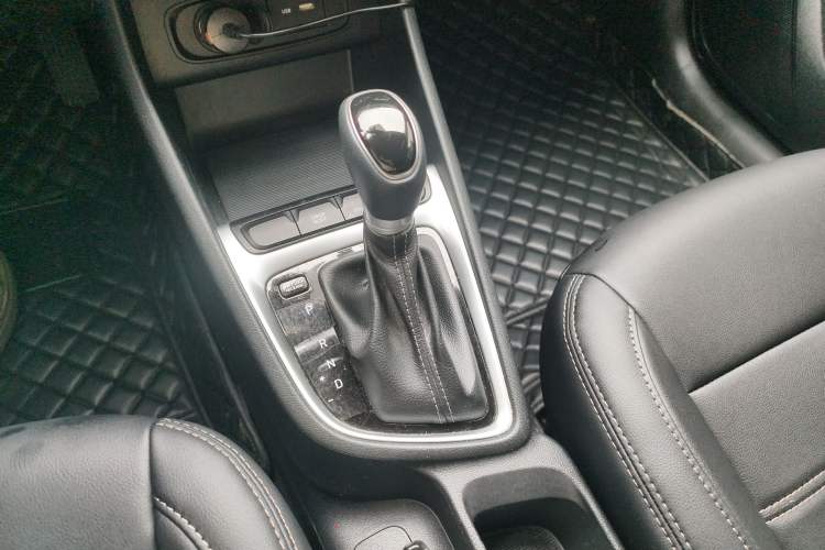 Used Hyundai Celesta 2018 1.6L Automatic GL Enjoyment Edition China VI compliant Gear Lever