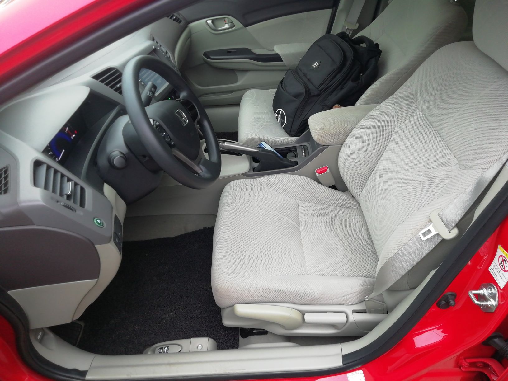 Переднее сиденье в автомобиле