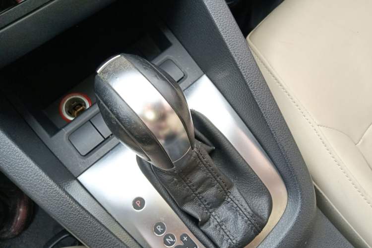 Used Volkswagen Sagitar 2014 Revised Version 1.6L Automatic Comfort Edition Gear Lever