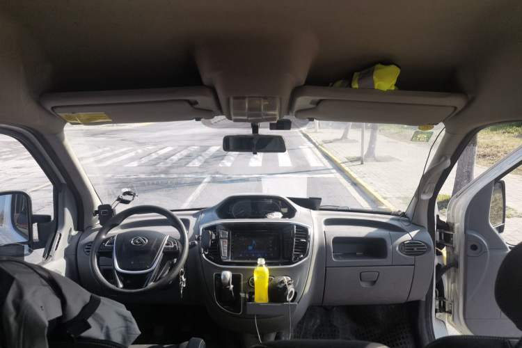 Used SAIC MAXUS Xintu V80 2019 2.5T Classic Model 6-Speed Manual Aotong Long Wheelbase Mid-Height 7-Seater