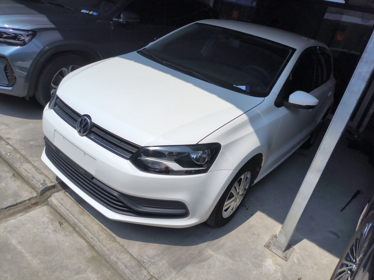 Под передней частью автомобиля