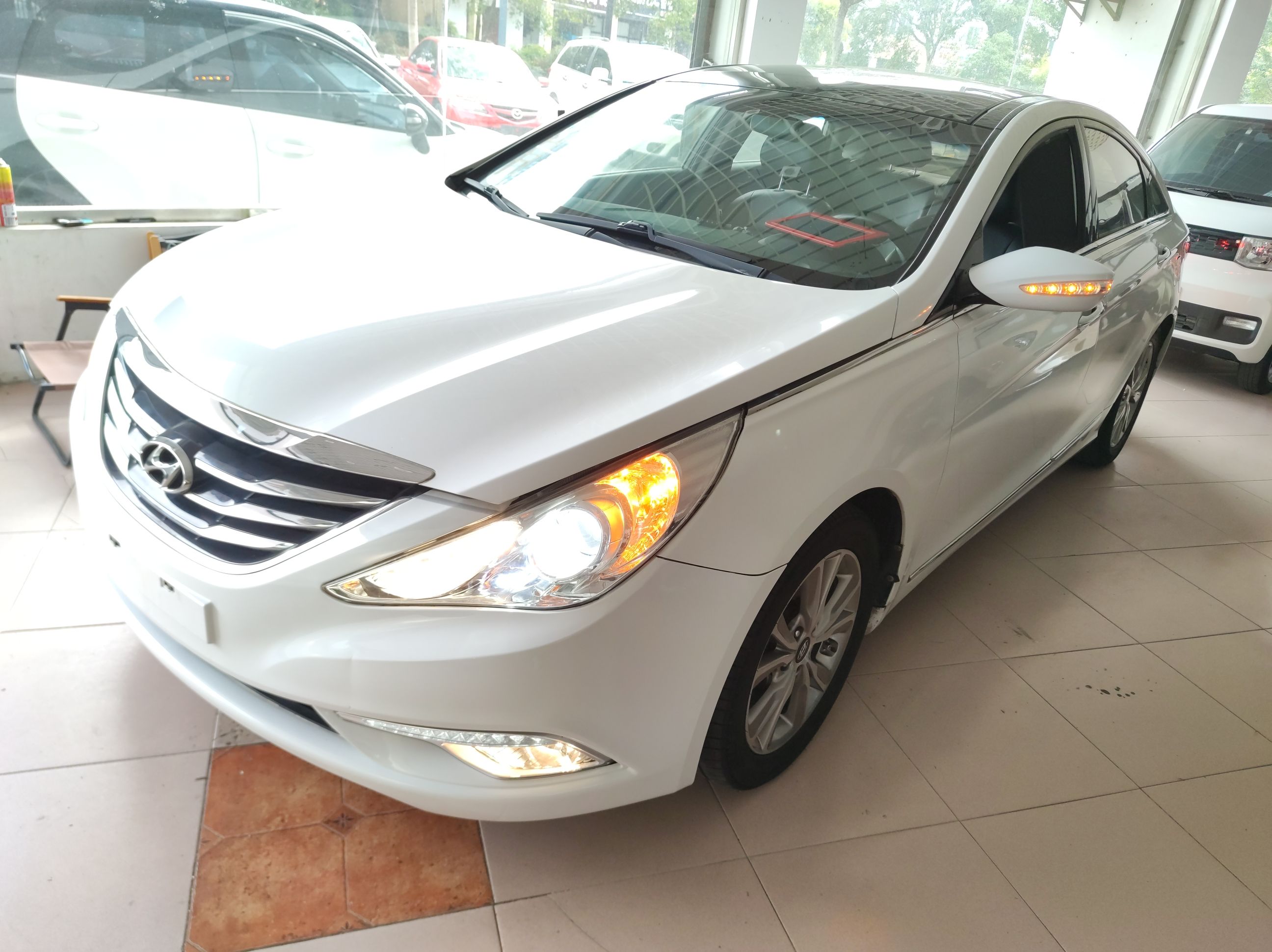 تحت مقدمة السيارة