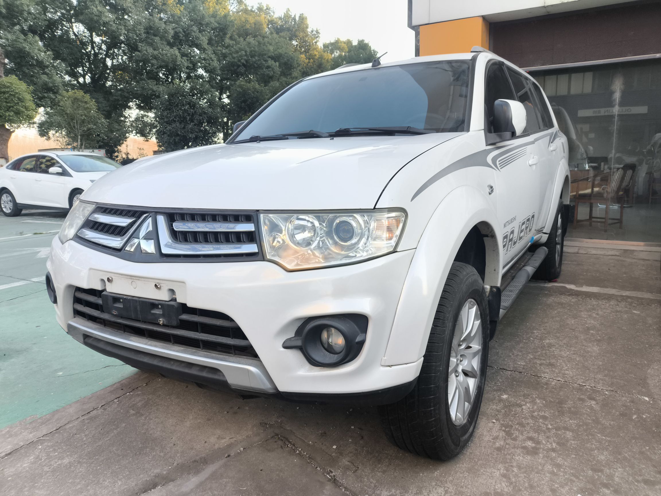 Под передней частью автомобиля